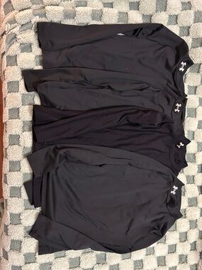 Under Armour Cold Gear, 4 2 large and 2 medium, used condition, no holes, black